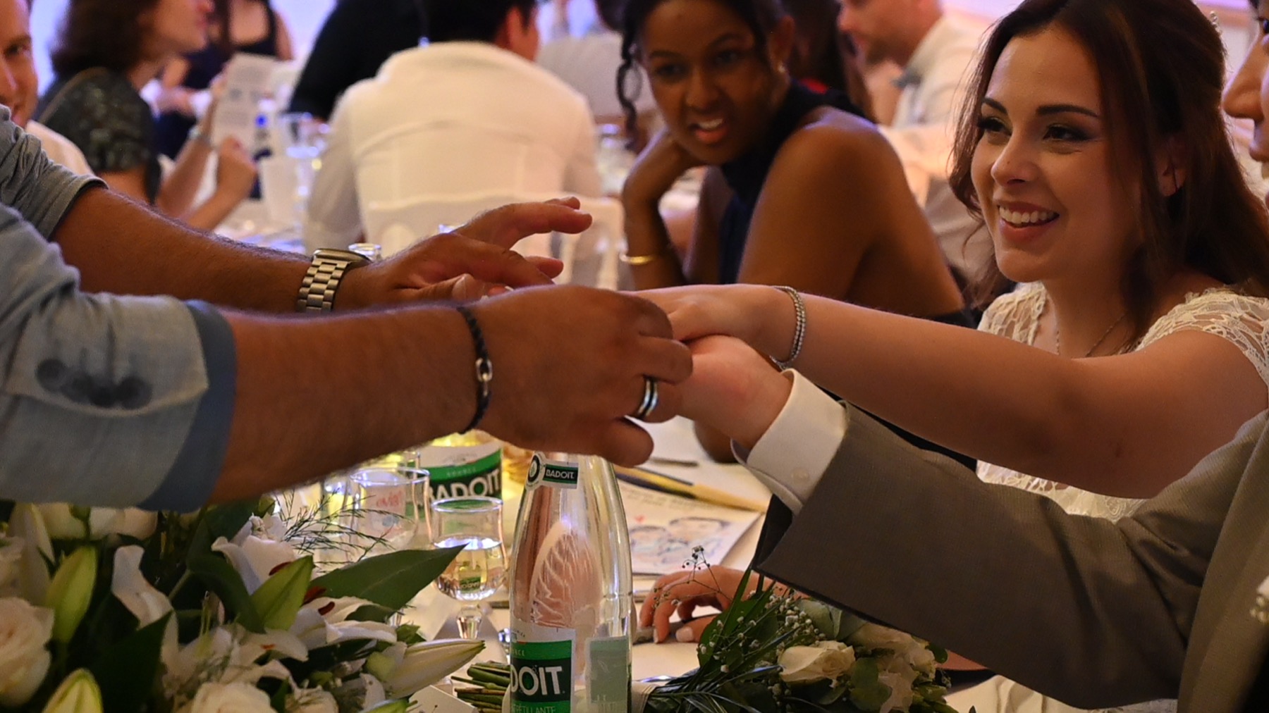 Close-up magie de table lors d'un mariage